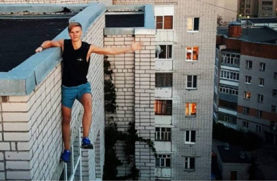La última muerte registrada por una selfie ocurrió hace unos días: un adolescente ruso llamado Andrey Retrovsky se cayó de un edificio de 9 pisos cuando se fotografiaba subido a lo más alto de la estructura.