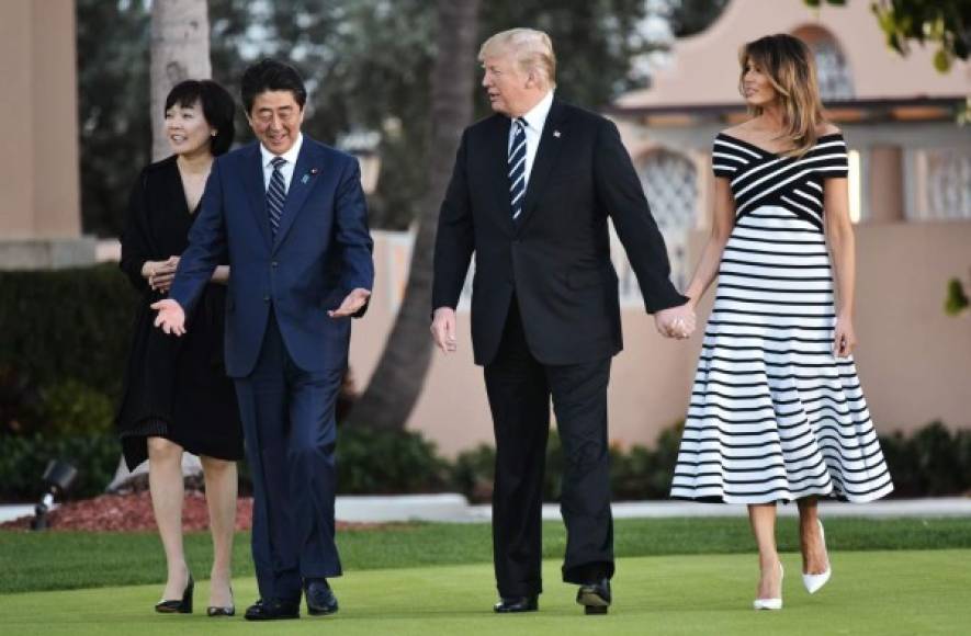 La ex modelo optó por un vestido de rayas, blanco y negro, con los hombres al descubierto y que resaltaba su esbelta figura para recibir al primer ministro nipón, Shinzo Abe y su esposa, en el resort de los Trump en Florida.
