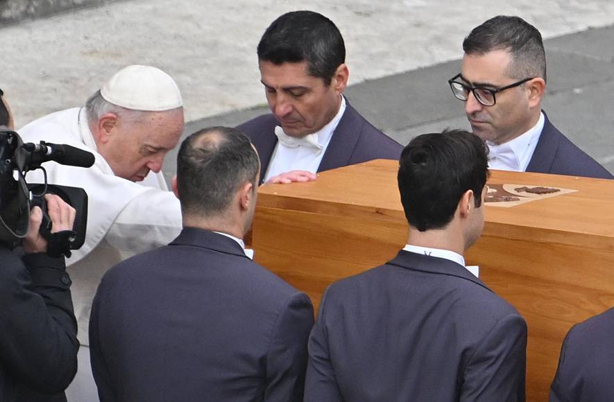 “<b>Benedicto</b> (...) que tu gozo sea perfecto al oír definitivamente y para siempre la voz” del Señor, suplicó el papa durante la misa presidida desde la silla de ruedas.