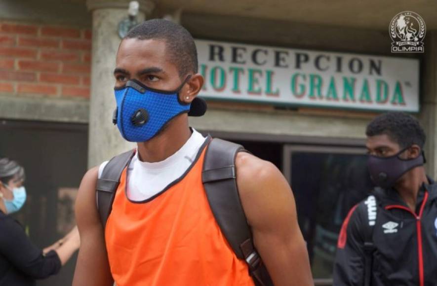 Jerry Bengtson al llegar a Danlí utilizó una mascarilla diferente a la que usa para los partidos.