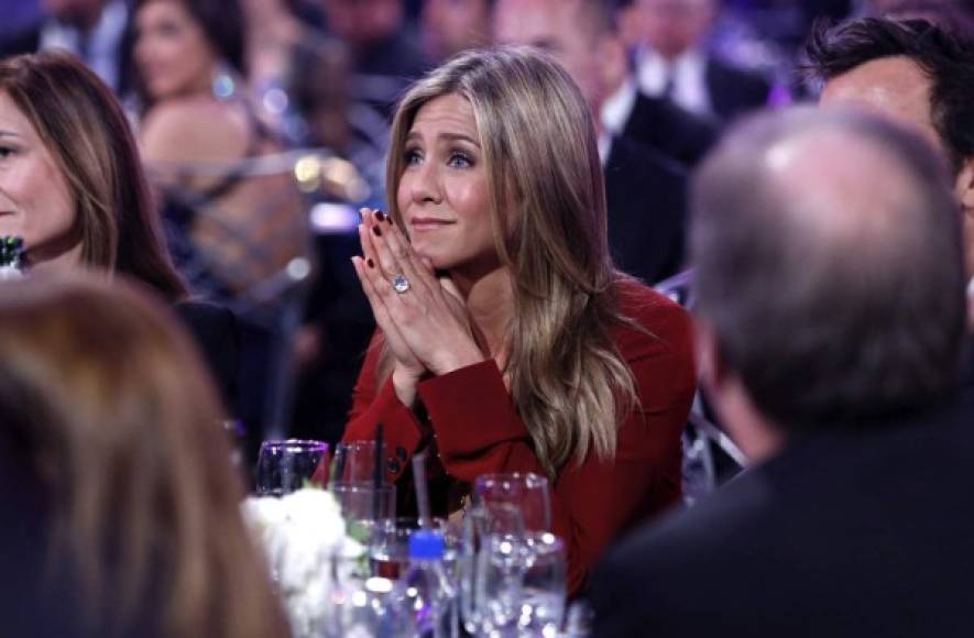 Jennifer Aniston se mantuvo atenta durante toda la ceremonia.