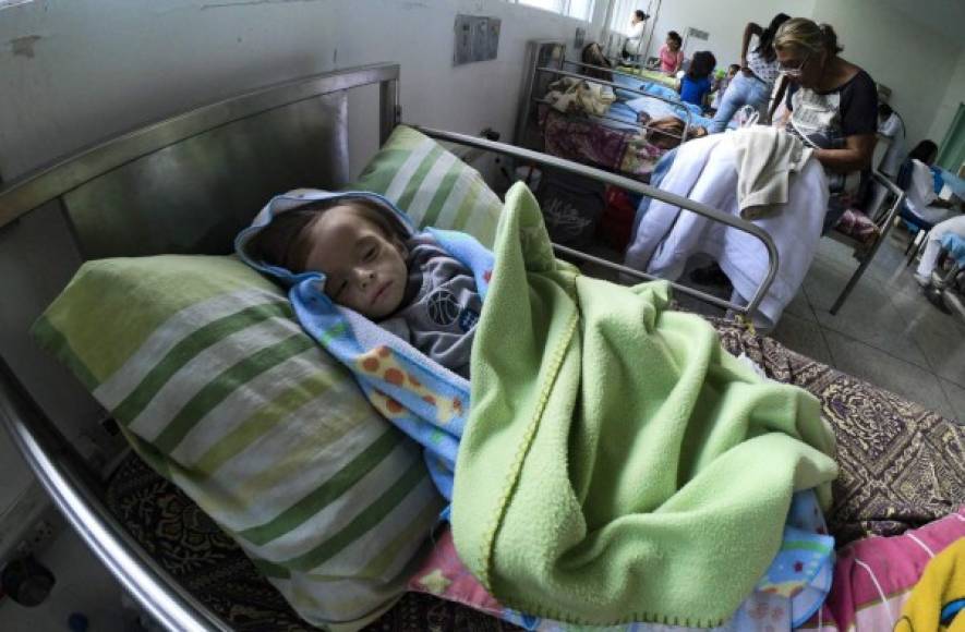Los niños hambrientos son el rostro más desgarrador de la crisis venezolana, en medio de la polémica por la ayuda humanitaria.<br/><br/>Con sus zapatos agujereados, Yemilay Olivar caminó 14 km hasta el hospital con su bebé desnutrida agonizando.