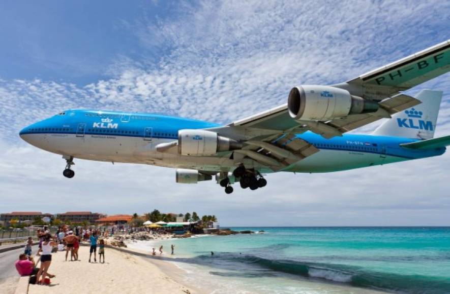 El Aeropuerto Internacional Princesa Juliana, isla Saint Maarten: Es el tercer aeropuerto con mayor carga en el Caribe. Su atractivo se debe a que los aviones vuelan a unos 25 metros sobre la playa, provocando riesgo para los veraneantes.