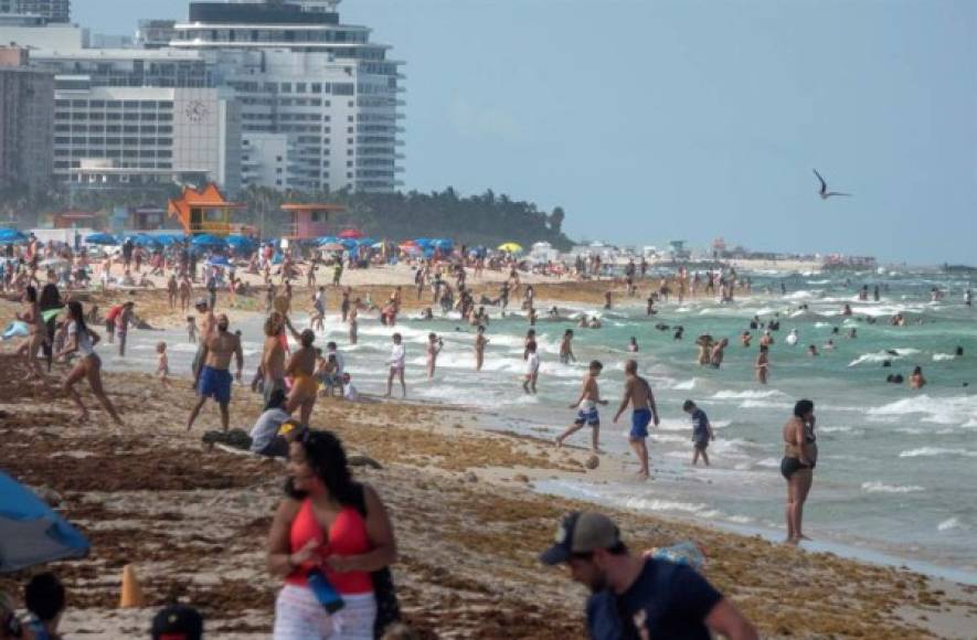 Las playas de la Florida lucieron llenas este fin de semana pese al aumento de contagios desatando indignación en redes sociales.