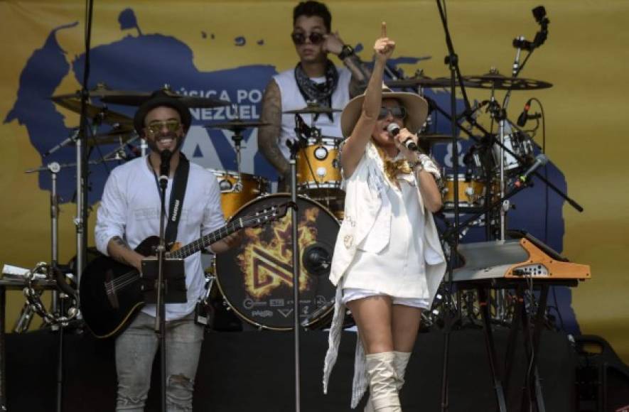 La chica dorada Paulina Rubio subió al escenario y puso a cantar al público con sus éxitos.