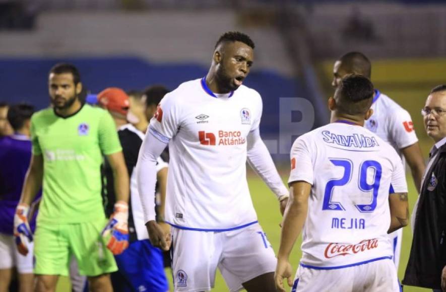 El delantero colombiano Yustin Arboleda debutó en la Liga Nacional con Olimpia y poco o nada pudo destacar. La molestia contra el arbitraje del atacante fue evidente.