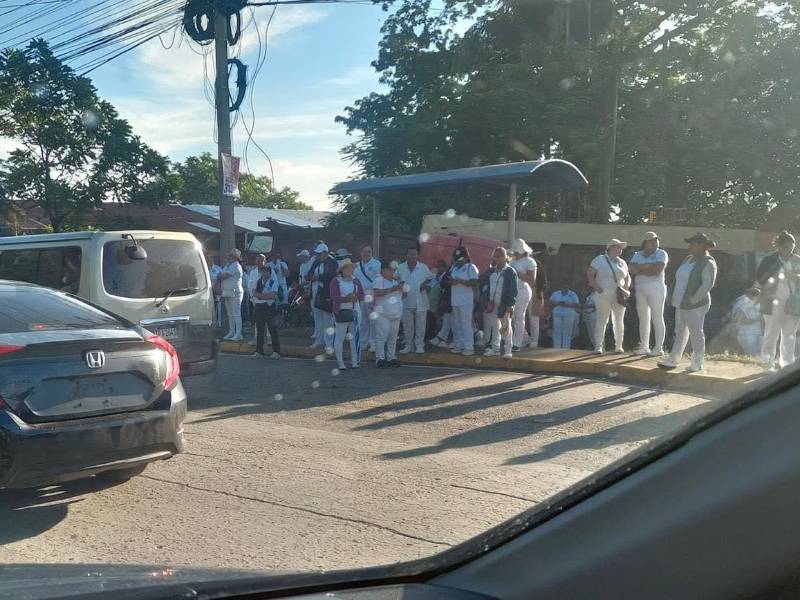 Enfermeras apostadas en el bulevar del sur.