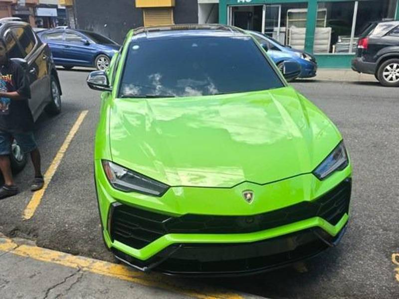 El vehículo en el que se conducía Yailin La Más Viral al ser detenida.