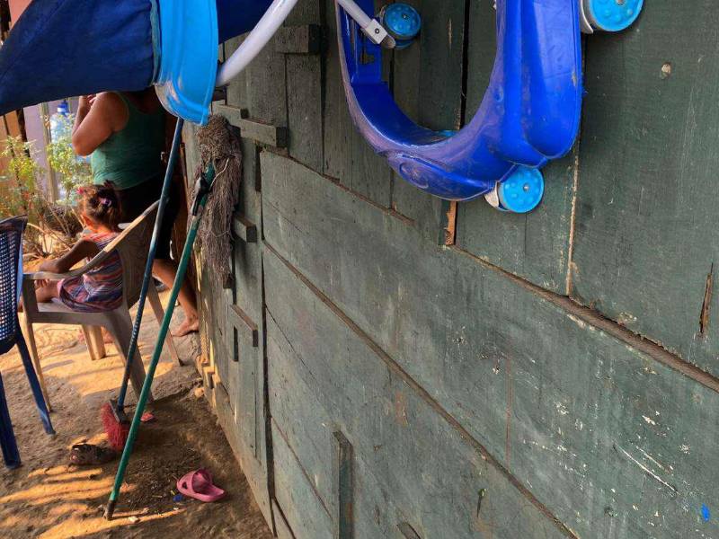 En esta humilde vivienda reside Sofía con sus papás y hermanitos. Ella anhela jugar en las tardes, pero no hay energía para hacerlo.