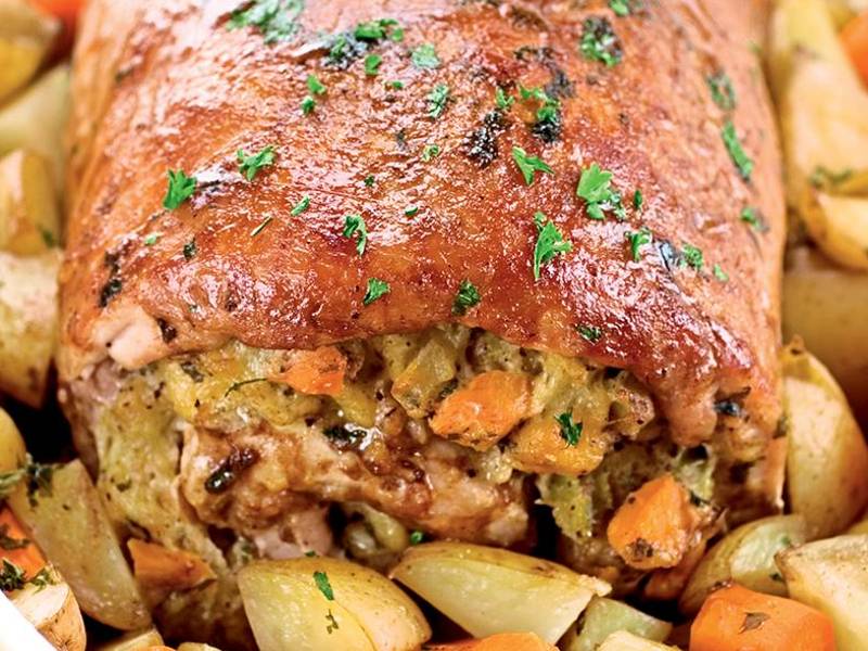 Puedes rellenar la pierna de cerdo al gusto.