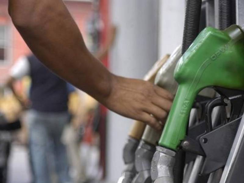 En las últimas semanas, los precios internos de los carburantes acumulan varias rebajas, lo que ha permitido sustanciales descuentos para los consumidores.