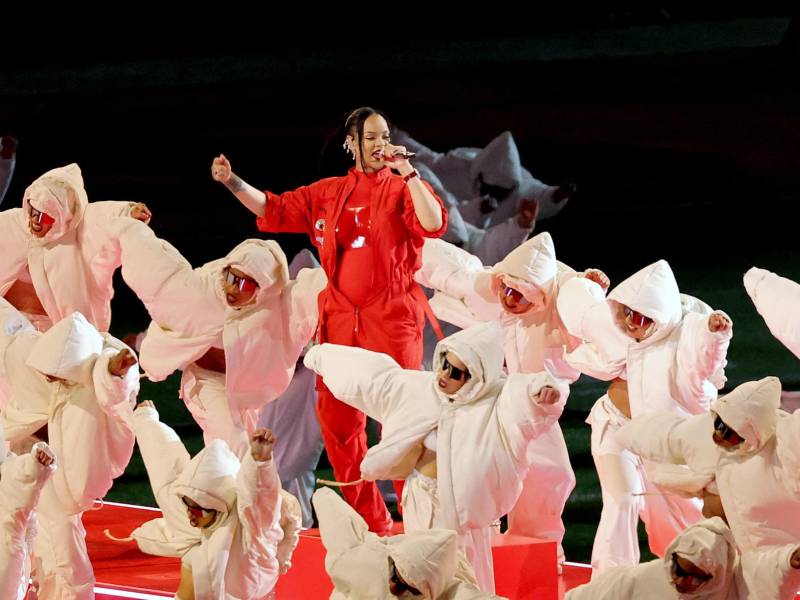 Rihanna confirmó su segundo embarazo en el show de Medio Tiempo de Super Bowl.