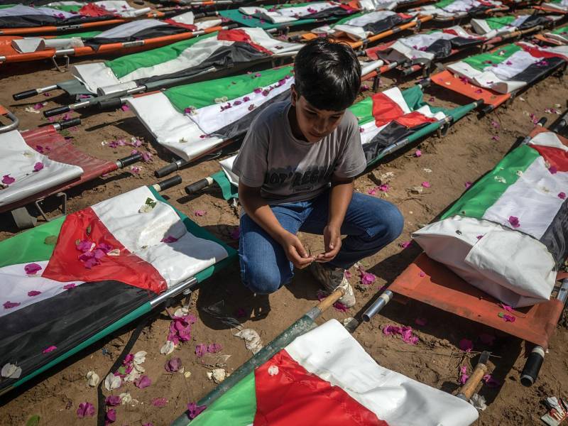 Imagen de archivo de un familiar durante un funeral colectivo en el este de la ciudad de Gaza, el 4 de agosto de 2026. EFE/EPA/MOHAMMED SABER