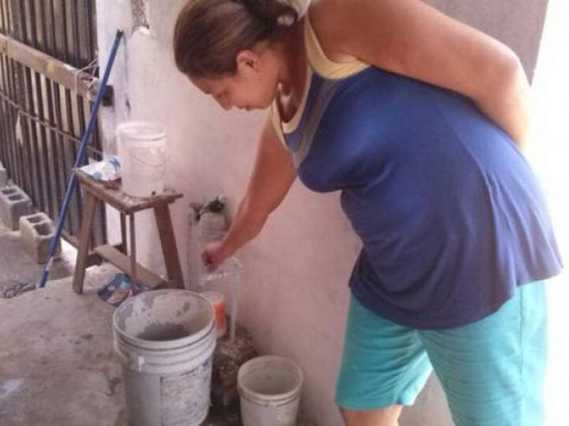 A gotas llena las cubetas, dice afectada. Foto: Franklyn Muñoz.