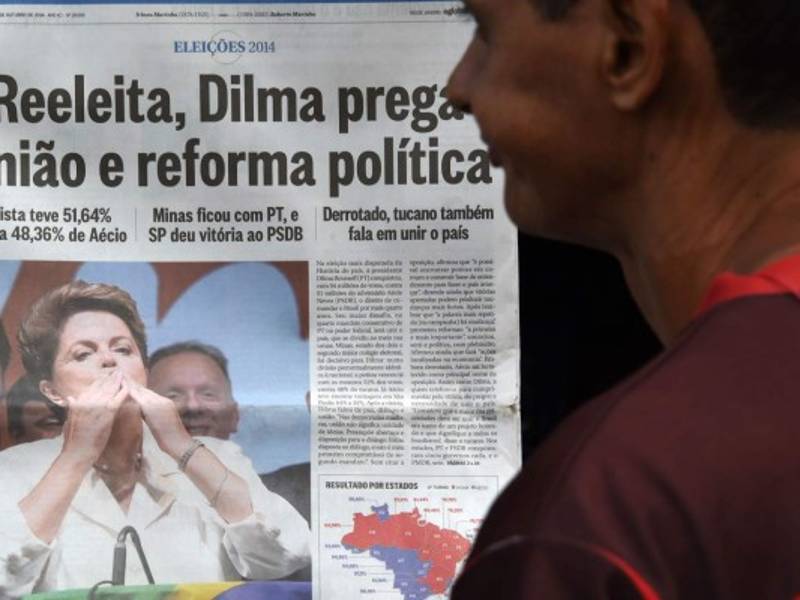 Un ciudadano lee los periódicos el dia después de las elecciones, en Rio de Janeiro.