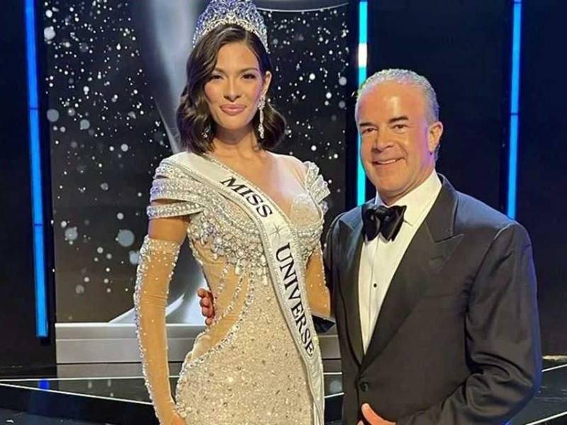 El empresario mexicano Raúl Rocha Cantú junto a la Miss Universo 2023, Sheynnis Palacios.