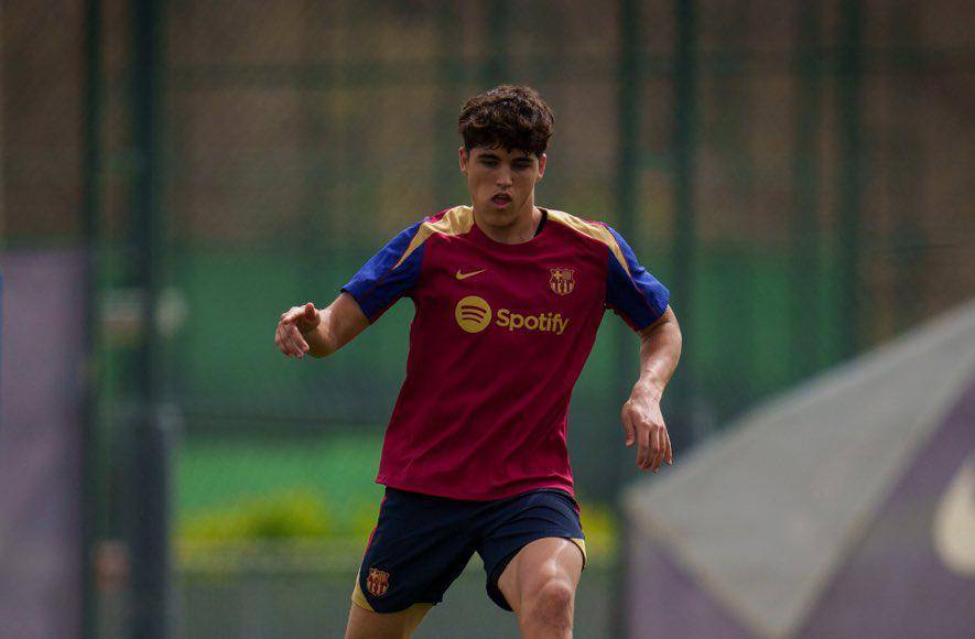 Defensa: Pau Cubarsí, de solo 17 años, tiene la confianza de Xavi y se ha ganado su lugar como titular en esta temporada.