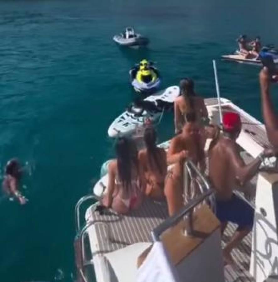 Futbolistas del Barcelona fueron captados en un yate lleno de mujeres