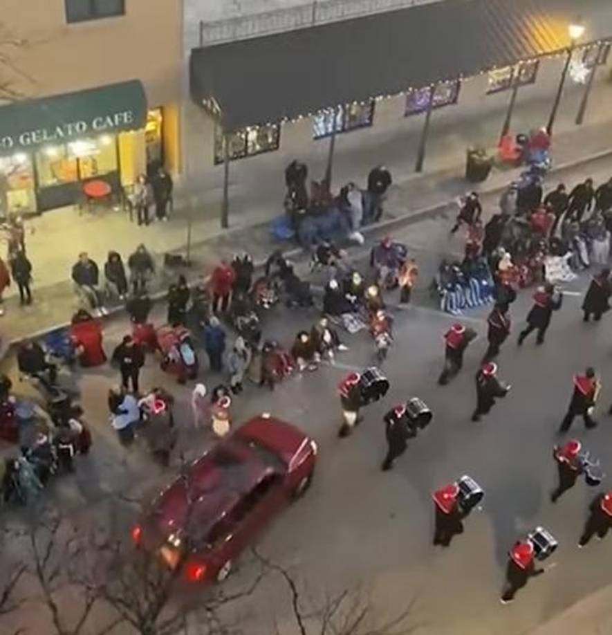 Un agente disparó contra la camioneta en un intento por detener al vehículo, según las autoridades. 