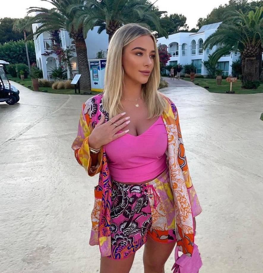 taylorwardx es la cuenta de Instagram de la hermosa chica que decidió casarse en secreto con el volante argelino Mahrez del Manchester City.