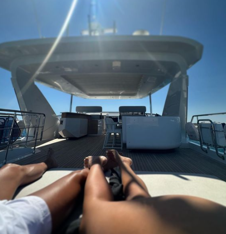 La influencer de 29 años también mostró que tras salir del mar, ambos se recostaron en su lujoso yate para broncearse.