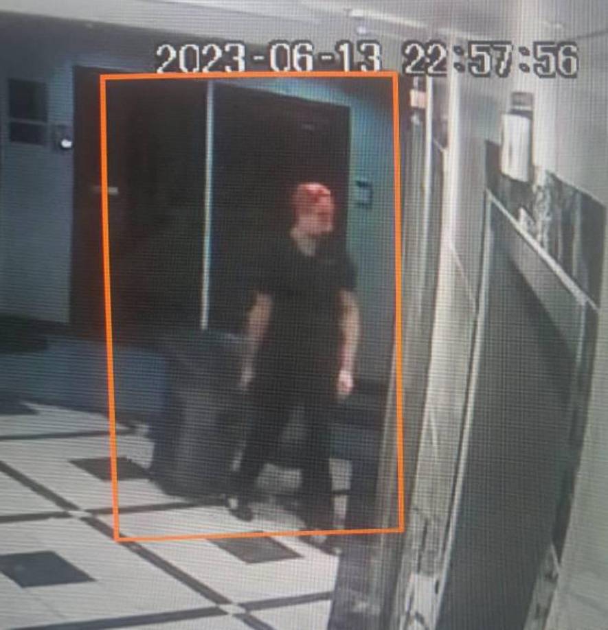 Kevin Malouf fue visto por las cámaras sacanmdo unas misteriosas bolsas.