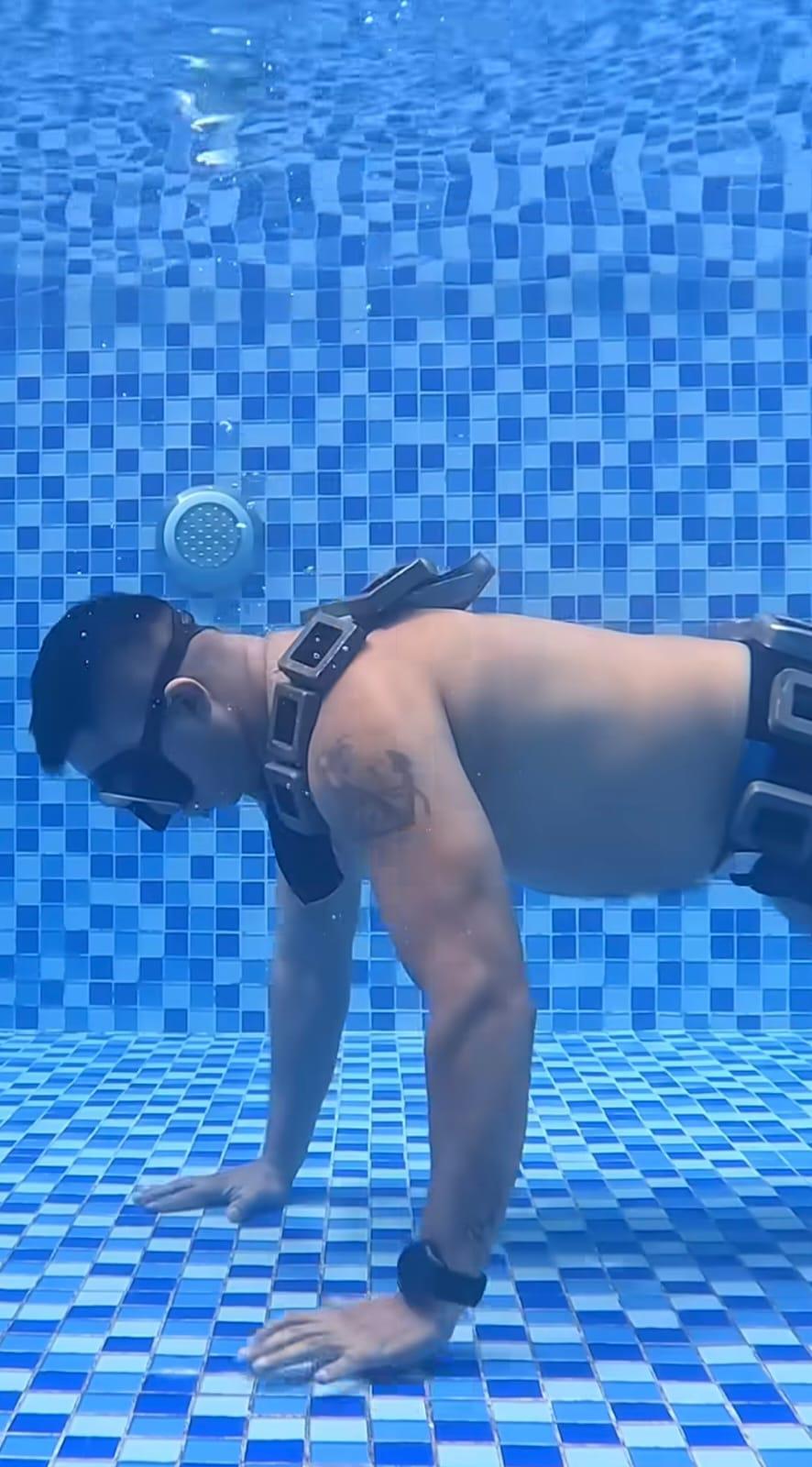 Con una sola respiración: yogui rompe Récord Guinness con 86 flexiones bajo el agua