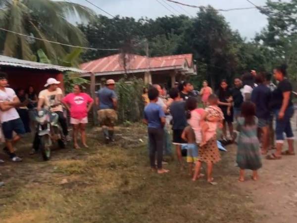 El cuerpo de Jairo Martínez quedó en la calle donde fue atacado por un desconocido.