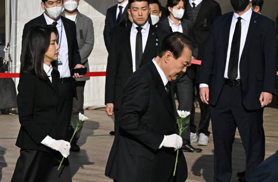 El presidente surcoreano, Yoon Suk-yeol, abrió el altar en memoria de las 154 personas muertas en la aglomeración durante la fiesta de Halloween, mientras las autoridades enfrentaron acusaciones de que la falta de control policial provocó el desastre.