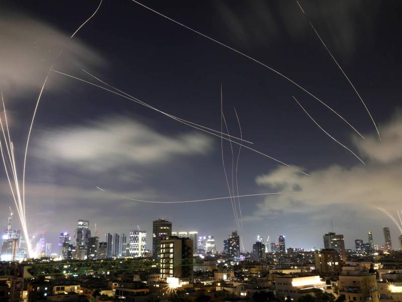 Vista del sistema de defensa israelí la Cúpula de Hierro interceptando misiles iraníes que caen sobre Tel Aviv, Israel.