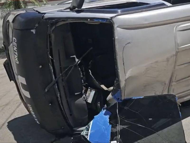 El bus que pertenece a la ruta Centro-UNAH-VS, iba con pasajeros a bordo cuando se volcó en la colonia Universidad de San Pedro Sula.
