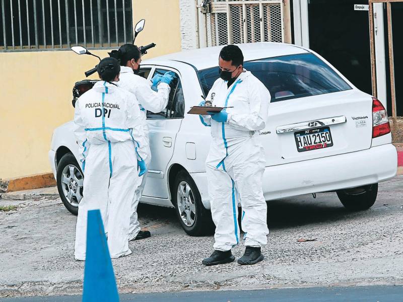 <b><span class=mln_uppercase_mln>escena.</span></b> David Alexander Izcoa fue ultimado en su taxi.