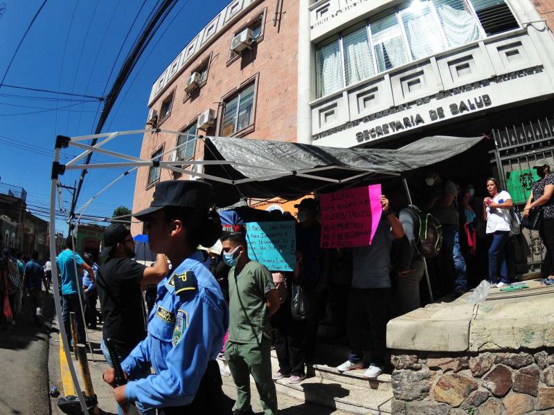 En Tegucigalpa protestó el personal sanitario; en San Pedro Sula, patronatos y maestros.