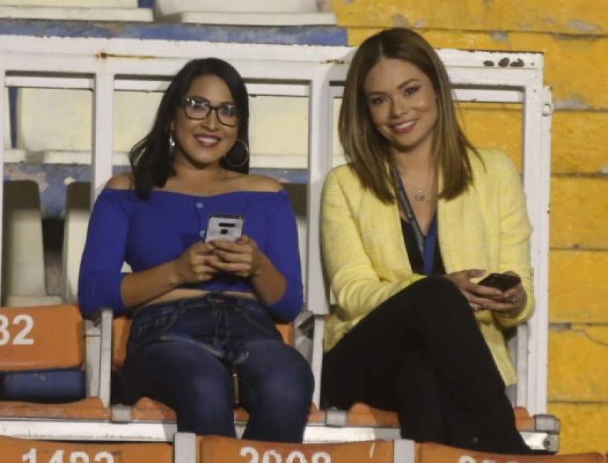 Las bellas presentadoras Martha Ríos y Sirey Morán, del programa 'Las dueñas del balón” de TSI, en el estadio Nacional.