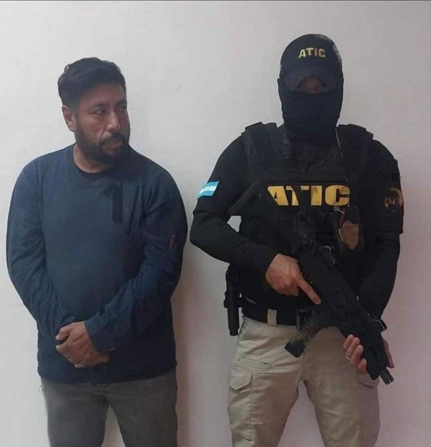 El phishing es una forma de fraude que consiste en engañar a las personas para que revelen datos sensibles, como contraseñas o números de tarjetas bancarias, mediante correos electrónicos, mensajes de texto o sitios web falsos que hace parecer legítimos.