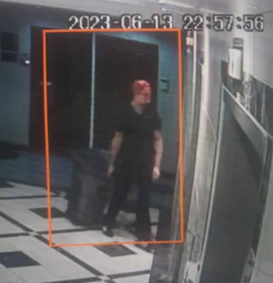 La fiscalía mostró esta captura en la que se ve a Malouf sacar un bote negro que fue donde sacaron el cuerpo de Floridalma.