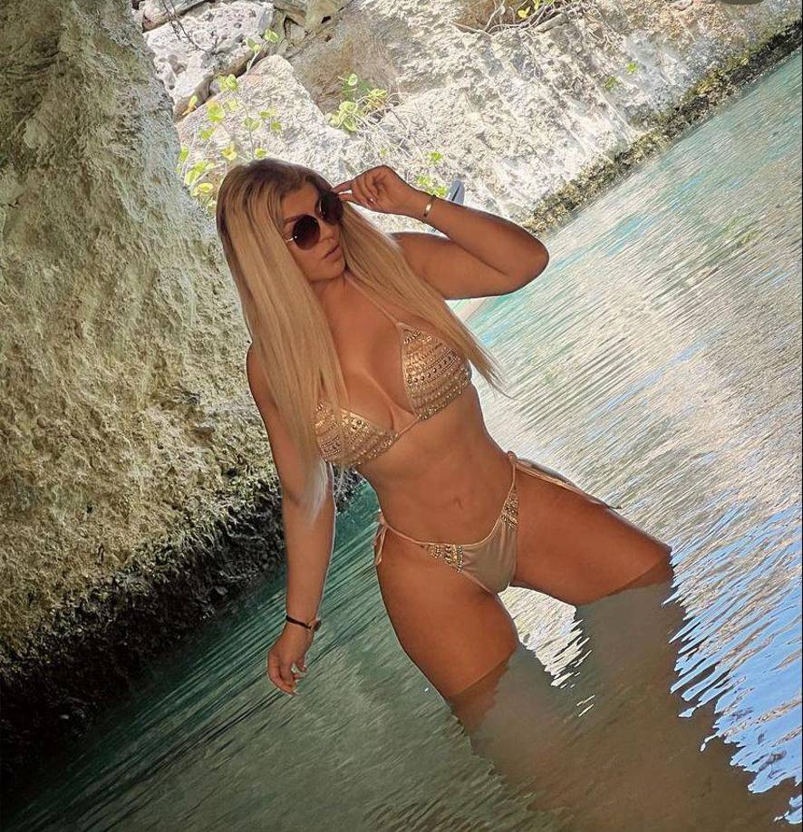 Originaria de Tepatitlán de Morelos, Jalisco, Mariana proviene de una familia dedicada a la comercialización de huevos, un contraste evidente con la imagen de opulencia que proyecta en la actualidad. Además de su fama en las redes sociales, donde cuenta con más de 1.1 millones de seguidores en Instagram, Mariana González es madre de dos hijos de su matrimonio anterior.