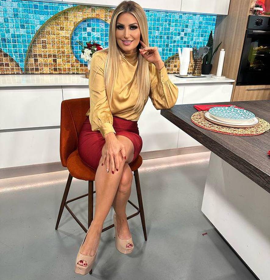  Y es que según sus argumentos, si habla mal de Andrea Legarreta es porque “le consta” y tiene “pruebas” para todo lo que cuenta, pues <b>volvió a acusarla de tener trabajo por andar con un ejecutivo de Televisa</b>, “todo mundo lo sabe”.