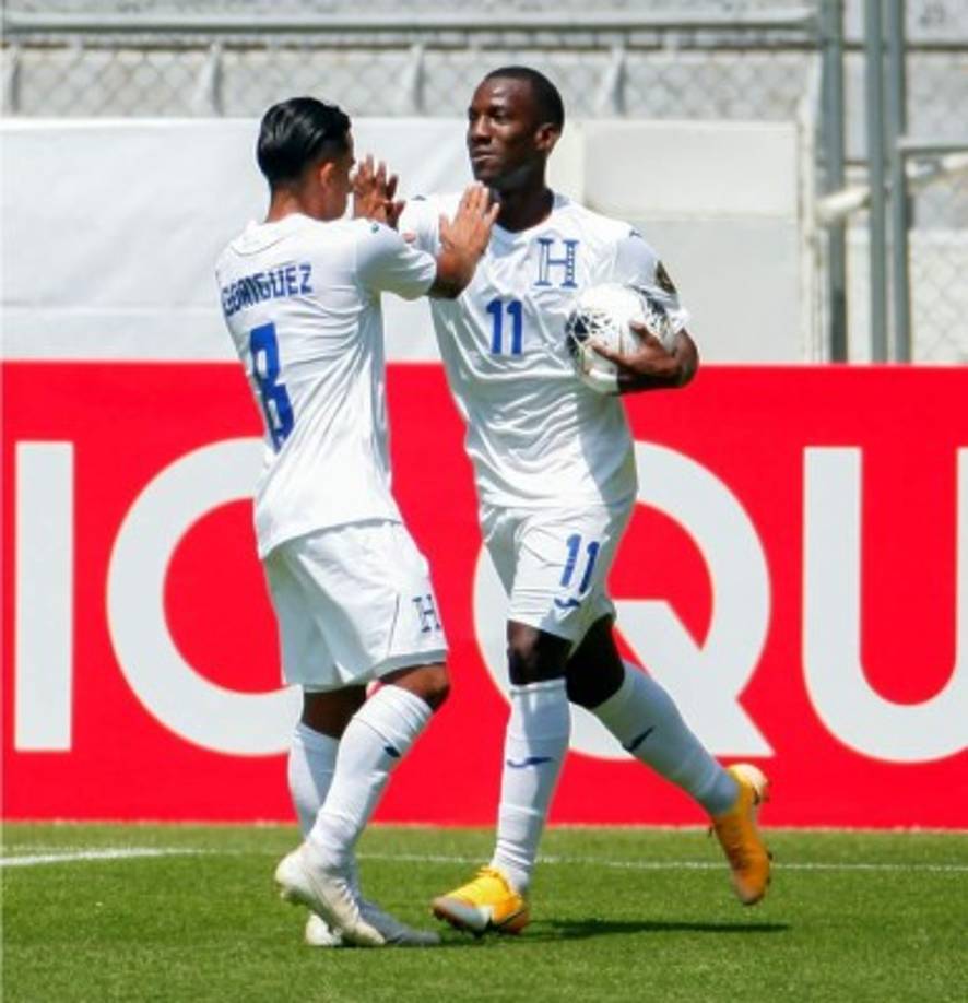 Edwin Rodríguez llegó a felicitar a Vuelto por su primer gol.
