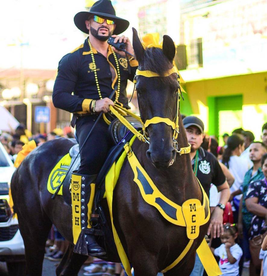 Chávez ha manifestado que, su pasión por montar a caballo nació a los 7 años, cuando visitaba un hato de ganado propiedad de su padre quien además era transportista. 
