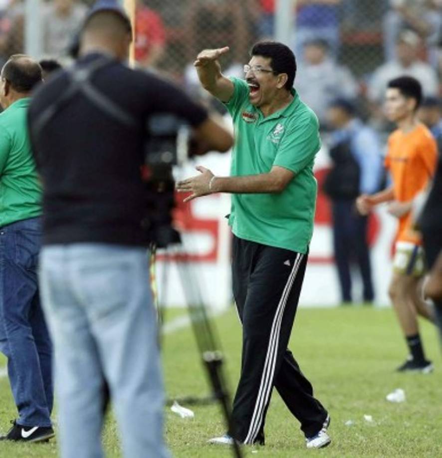El entrenador del Platense, Carlos Martínez, dando órdenes a sus jugadores.