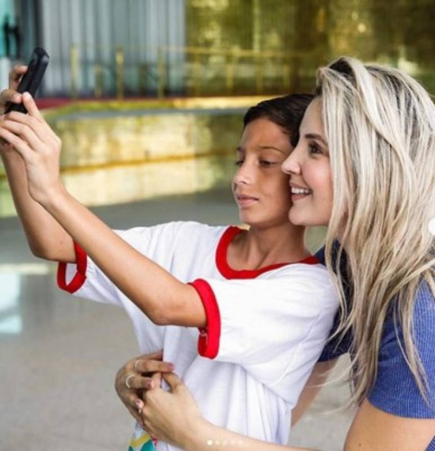 Trabajó como modelo y como recepcionista en un diario local hasta que conoció a Temer en un asado organizado por afiliados al Partido del Movimiento Democrático de Brasil (PMDB), y un año después, en 2003, se casaron en una ceremonia íntima. Ella tenía 20 años y él 63.<br/>