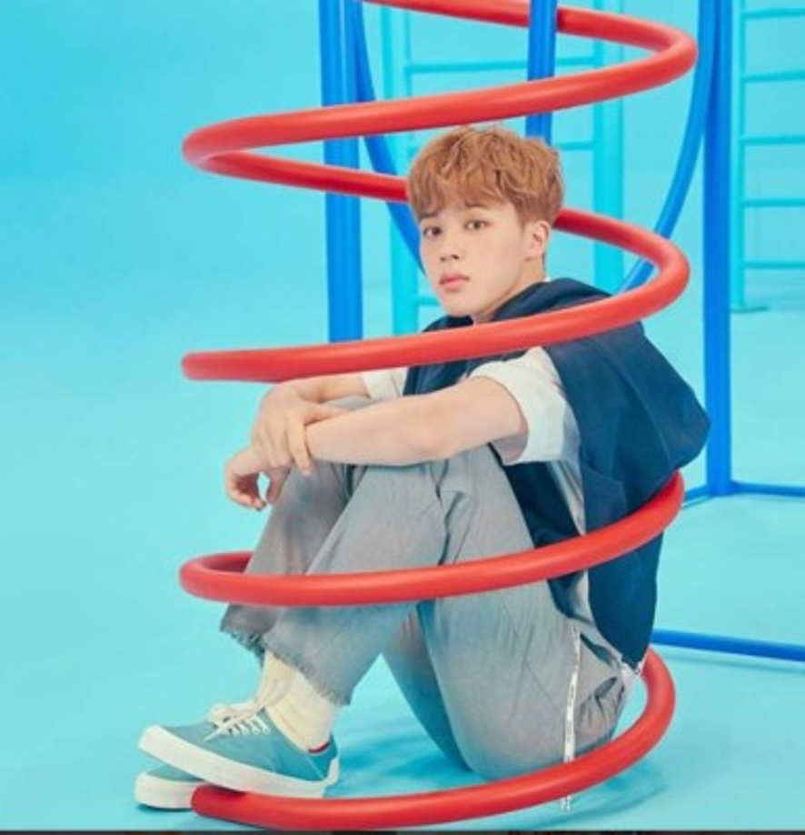 El bailarín y cantante reveló como tuvo un pie dentro y otro fuera del grupo, a poco de su debut en junio de 2013. Este integrante ha pasado por varios look.