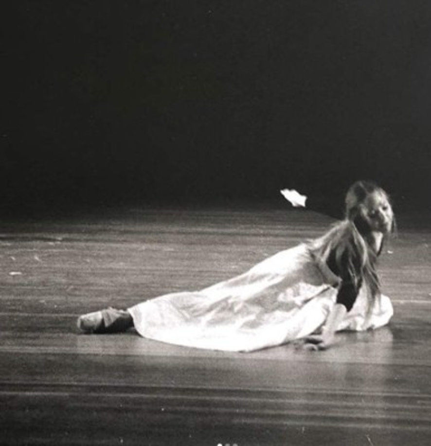 Elizabeth desde pequeña recibió clases de ballet y canto y todavía lo sigue practicando.
