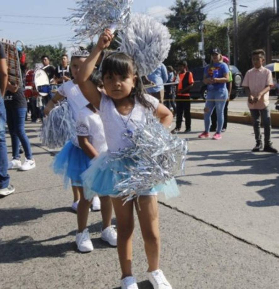 Los centros educativos desfilaron por distintas calles de la capital: bulevar Fuerzas Armadas, del Norte, Centroamérica, la segunda avenida de Comayagüela y calle Los Alcades, entre otros.