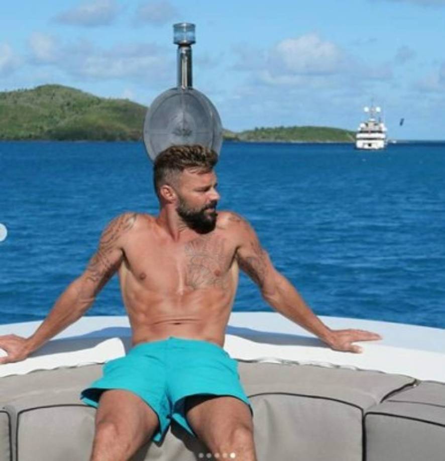 El intérprete de 'Livin' la vida loca' presumió su espectacular físico y recibió miles de halagos por parte de sus seguidores, incluyendo a Kany García y Roselyn Sánchez.