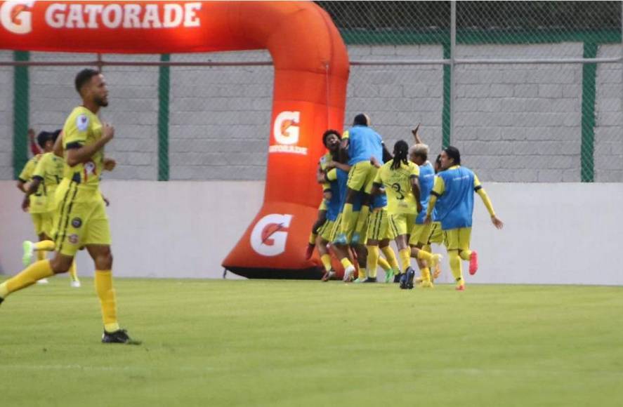 Los jugadores del Génesis celebrando el segundo gol de Marlon ‘Machuca‘ Ramírez.