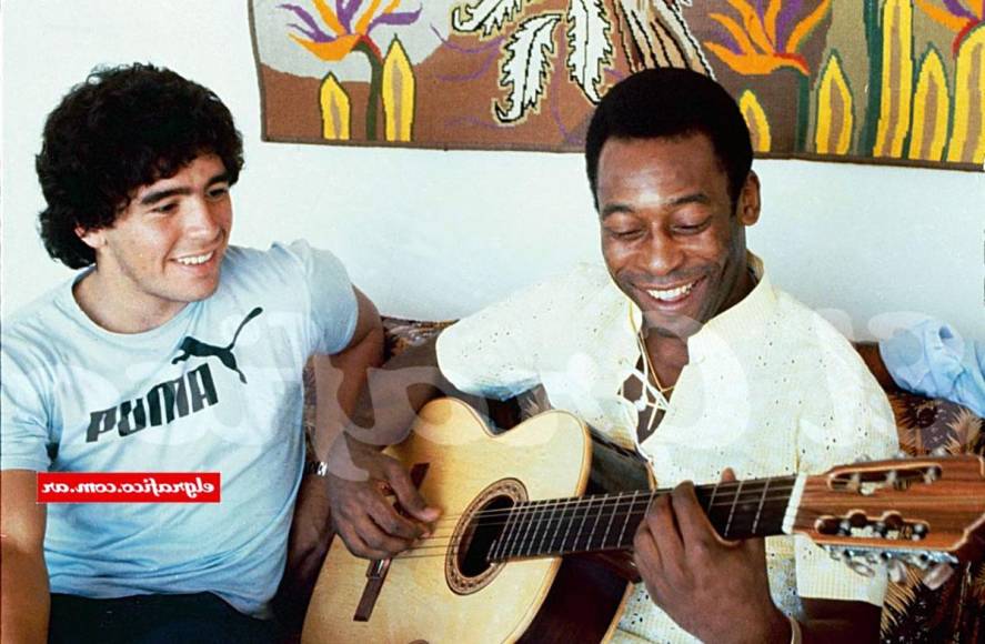 En la imagen, el día que Pelé conoció a Diego Armando Maradona. Este encuentro existió gracias al diario El Gráfico. El argentino viajó a Brasil a conocer a ‘O Rei’ y éste fue fotografiado tocando la guitarra.