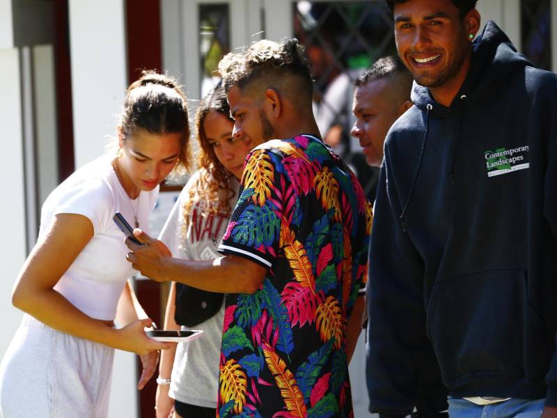 Florida no ha confirmado el envío de migrantes a California pese a acusaciones de Newsom.