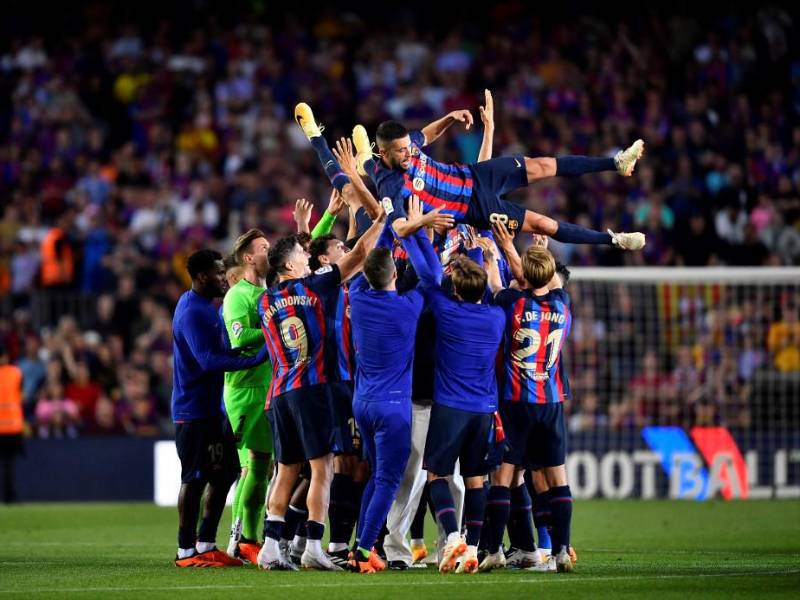 Dos jugadores del FC Barcelona se despidieron este domingo de la afición del cuadro culé ya que jugaron el último partido de la temporada en el Spotify Camp Nou.